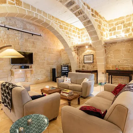 A Stunning, Townhouse With Magnificent Pool Area By 360 Estates * Żebbuġ