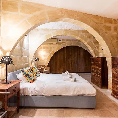 Dom wakacyjny A Stunning, Townhouse With Magnificent Pool Area By 360 Estates Żebbuġ