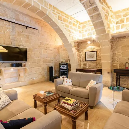 A Stunning, Townhouse With Magnificent Pool Area By 360 Estates * Żebbuġ