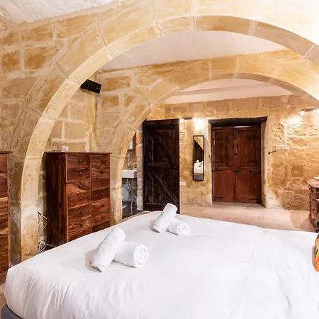 A Stunning, Townhouse With Magnificent Pool Area By 360 Estates * Żebbuġ