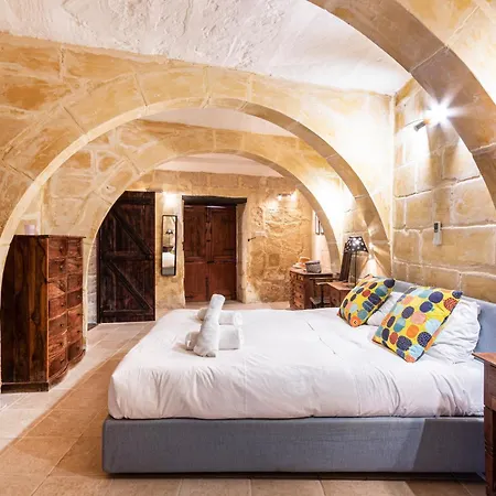 A Stunning, Townhouse With Magnificent Pool Area By 360 Estates *