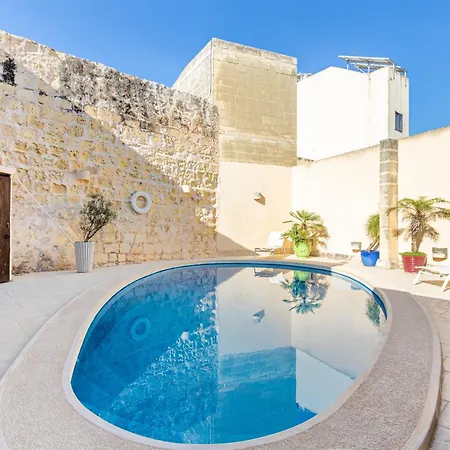 A Stunning, Townhouse With Magnificent Pool Area By 360 Estates