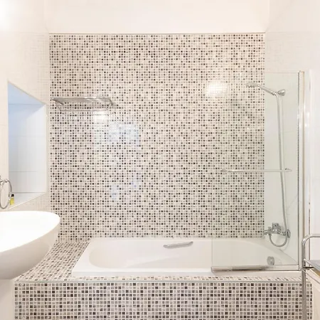 A Stunning, Townhouse With Magnificent Pool Area By 360 Estates *