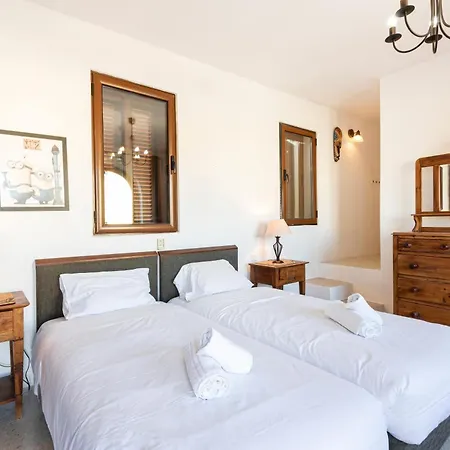 A Stunning, Townhouse With Magnificent Pool Area By 360 Estates