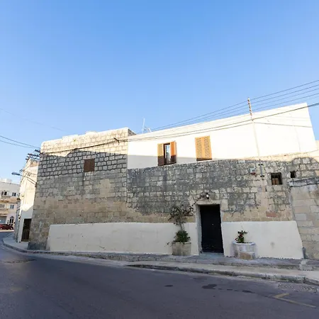 A Stunning, Townhouse With Magnificent Pool Area By 360 Estates *