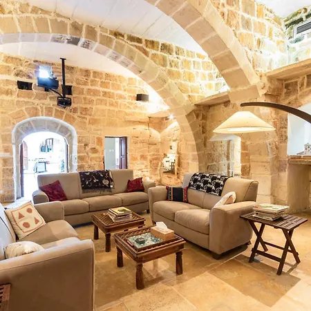 A Stunning, Townhouse With Magnificent Pool Area By 360 Estates Zebbug (Southern Region)