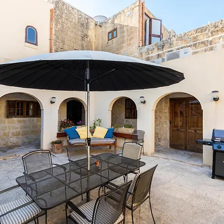 A Stunning, Townhouse With Magnificent Pool Area By 360 Estates
