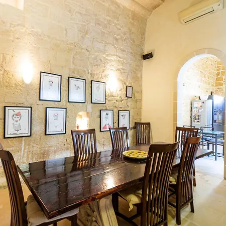 A Stunning, Townhouse With Magnificent Pool Area By 360 Estates