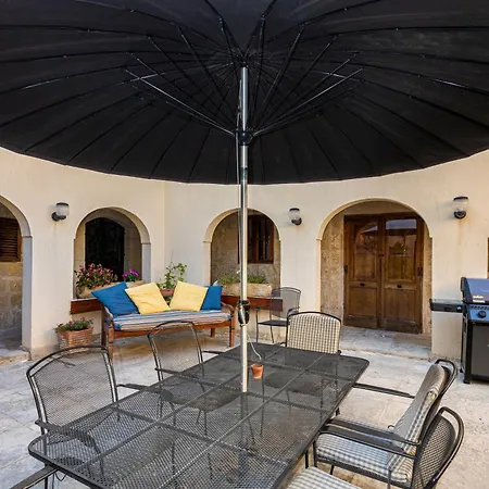 A Stunning, Townhouse With Magnificent Pool Area By 360 Estates