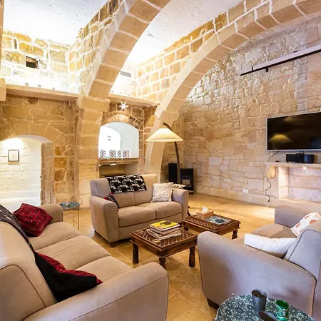 A Stunning, Townhouse With Magnificent Pool Area By 360 Estates Zebbug (Southern Region)