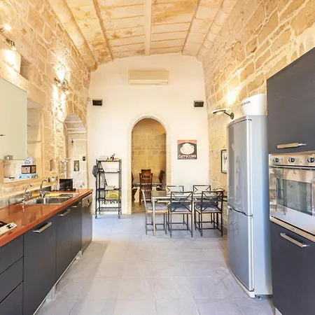 A Stunning, Townhouse With Magnificent Pool Area By 360 Estates