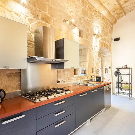 A Stunning, Townhouse With Magnificent Pool Area By 360 Estates *